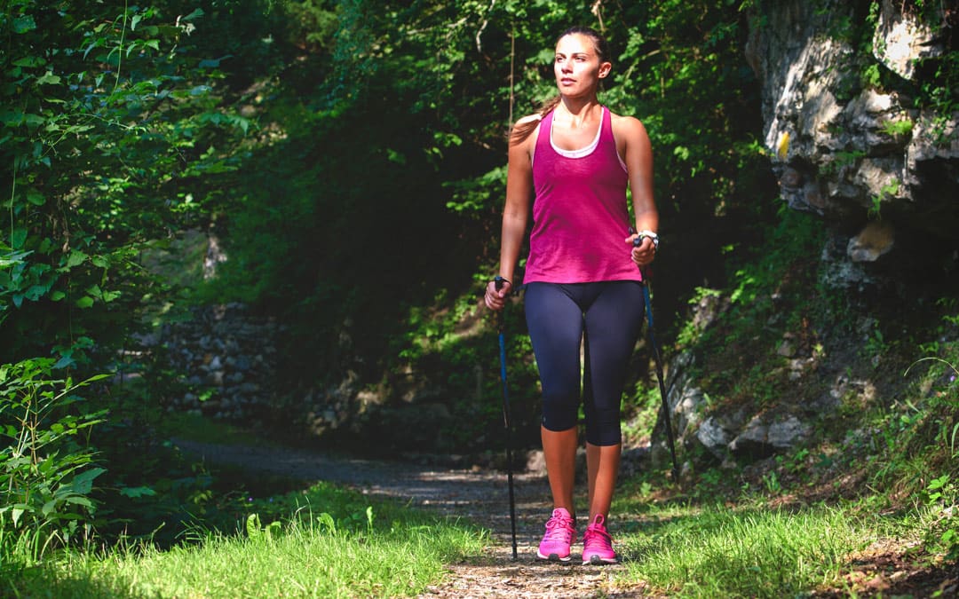 Cómo mejora tu salud con los beneficios de la marcha nórdica