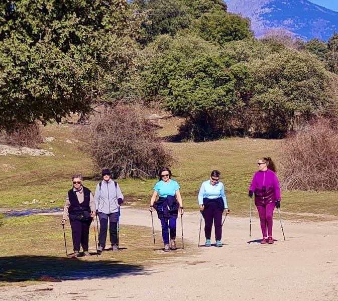 Grupo de mujeres disfrutando de la Marcha Nórdica