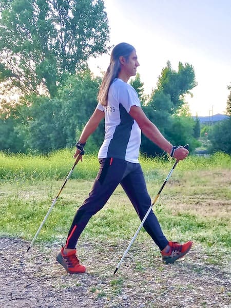 Hombre practicando Marcha nórdica