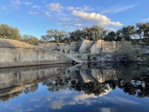 Cantera en la ruta de marcha nórdica del castillo de Mataespesa