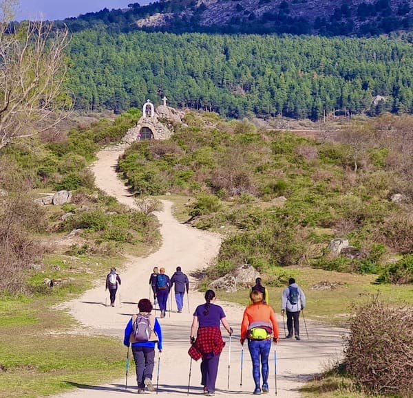 Ruta de marcha nórdica a la Ermita de la Virgen del Espino grupo de personas realizando marcha nórdica en la Sierra de Guadarrama