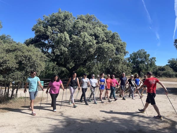 Grupo en posición de marcha nórdica ALFA 247