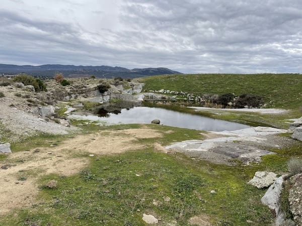 Canteras con agua en la ruta de marcha nórdica de Matalelpino