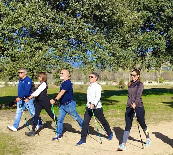 Grupo de personas aprendiendo marcha nórdica con un curso de iniciación