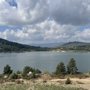 paisaje del embalse de Navacerrada desde la ruta de marcha nórdica de Becerril