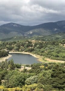 Vistas del embalse de Navalmedio en la ruta de marcha nórdica por la sierra de madrid