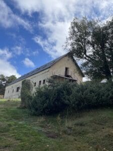 Casa de la naturaleza en la ruta de marcha nórdica en Canencia