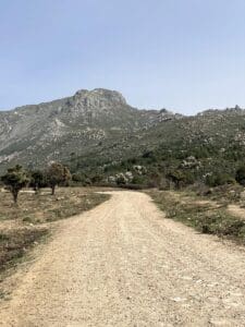 Pista de subida a la Maliciosa haciendo marcha nórdica