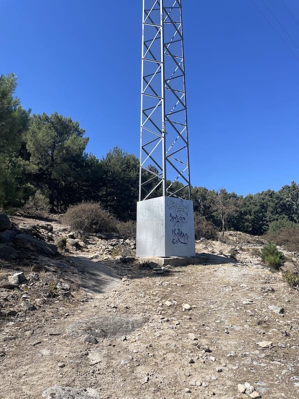 Torreta de media tensión en la ruta de marcha nórdica de Becerril
