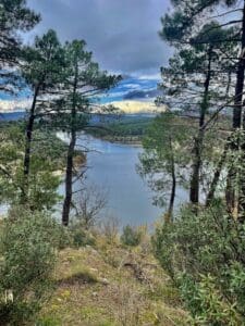 Imagen del embalse del Villar visto en la ruta de marcha nórdica