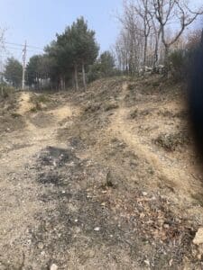 Camino descompuesto en la ruta de marcha nórdica