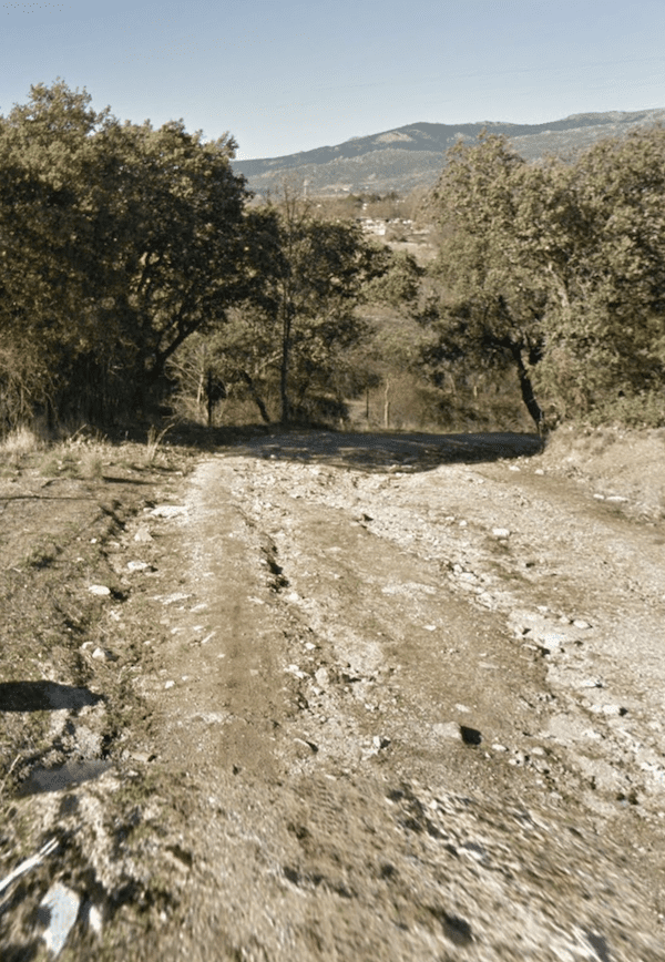 Camino descompuesto en la ruta de marcha nórdica