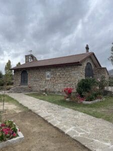 Ermita de San Isidro por la que pasa la ruta de marcha nórdica