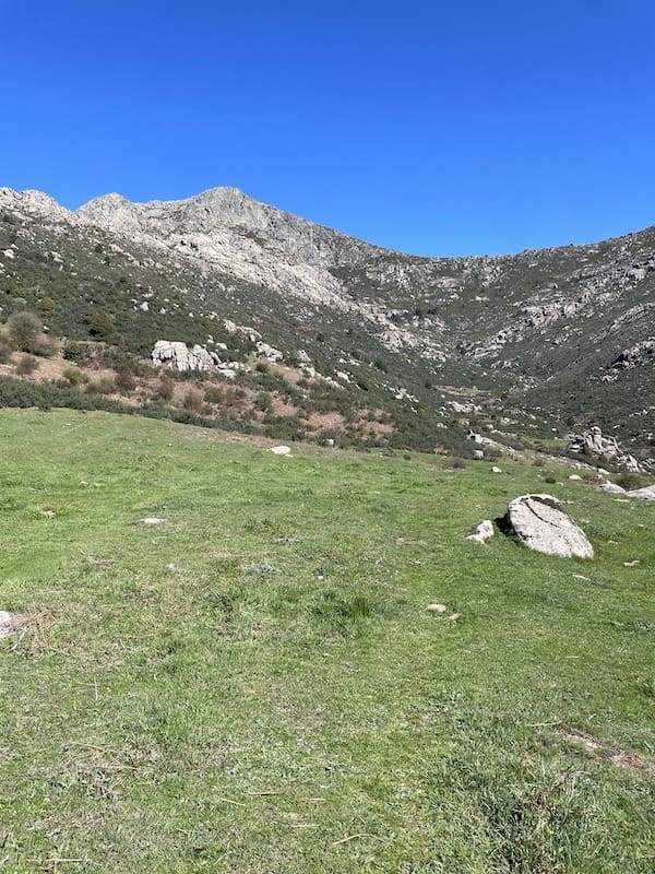 Vista del Collado del Fraile en la ruta de marcha nórdica del mismo nombre