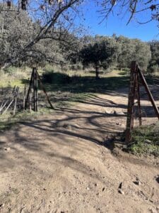 Puerta en la que giramos bruscamente ten la ruta de marcha nórdica