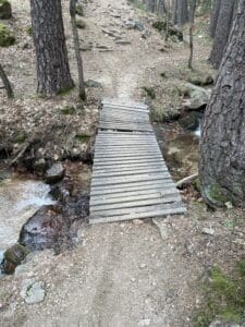 Puente de madera un poco destartalado en la ruta de marcha nórdica