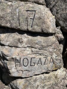 Piedra singular en la ruta de marcha nórdica del Pico Martillo