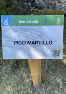 Cartel de Pico Martillo en la ruta de marcha nórdica