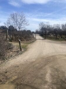 Cruce importante en la ruta de marcha nórdica del Alcornoque en Becerril de la Sierra