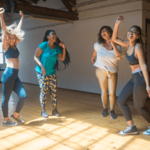 Mujeres bailando divertidas en una clase de marcha nórdica