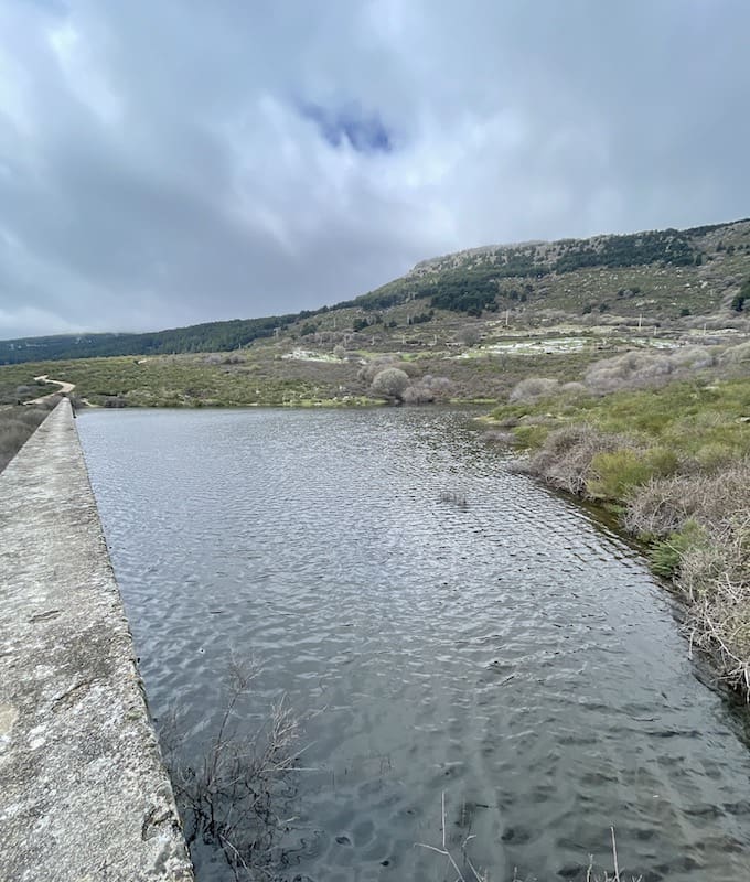 Embalse de los Irrios en la ruta de marcha nórdica en la Sierra de Madrid