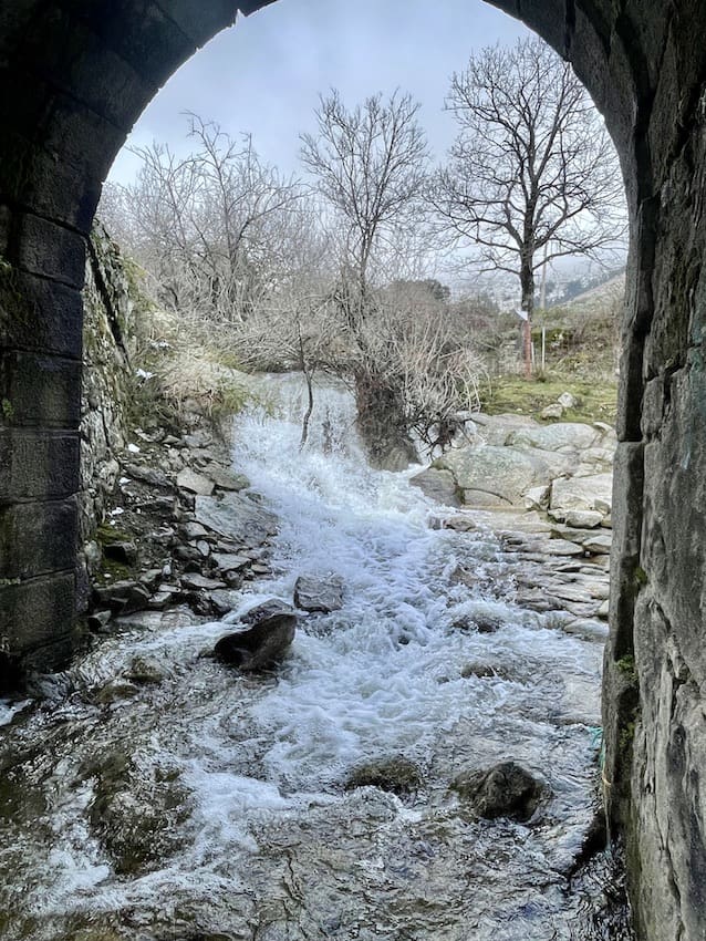 Puente de las cuevas en la ruta de marcha nórdica por Los Molinos