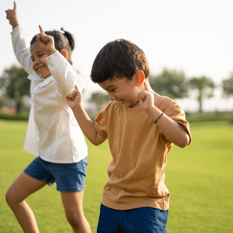 Niños bailando antes de una clase de marcha nórdica