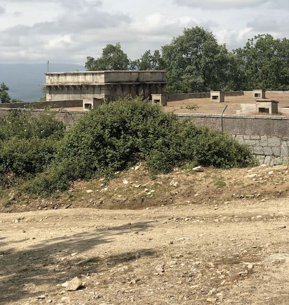 Depósito de agua que nos encontramos dos veces en la ruta de marcha nórdica al mirador de Camorritos