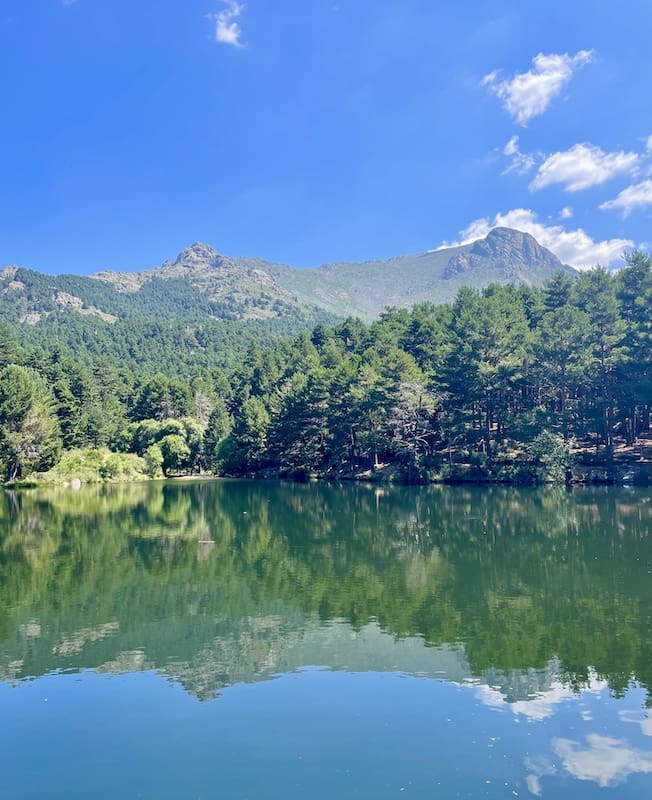 Embalse en la ruta de marcha nórdica a la campanilla