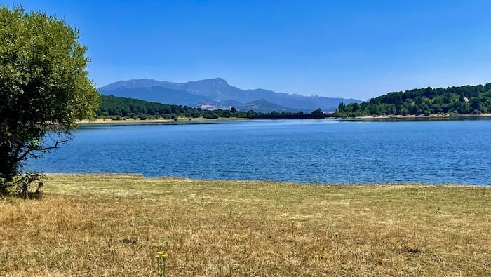 Ruta de marcha nórdica junto al embalse de la Jarosa.