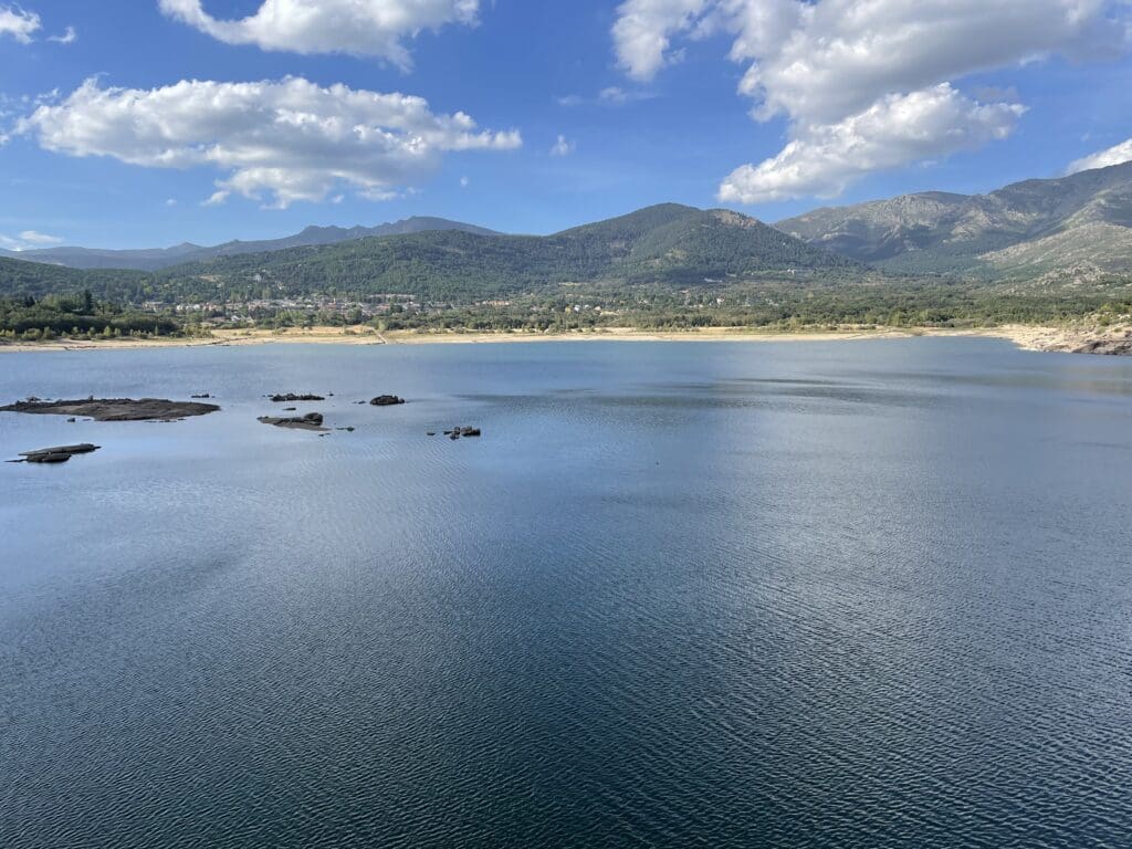 Embalse de Navacerrada en la ruta de marcha nórdica en la Sierra de Guadarrama