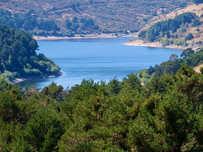 Embalse de la Aceña en la ruta de marcha nórdica