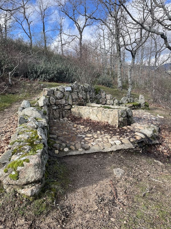 Fuente del cazador en la ruta de marcha nórdica en la sierra de Guadarrama