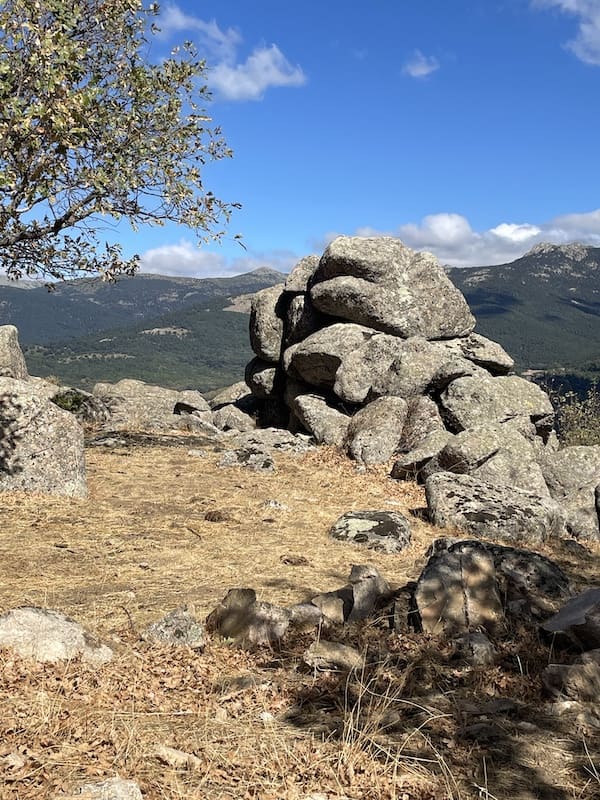 En la ruta de marcha nórdica por la dehesa de la golondrina nos encontramos con el mirador con vistas espectaculares.