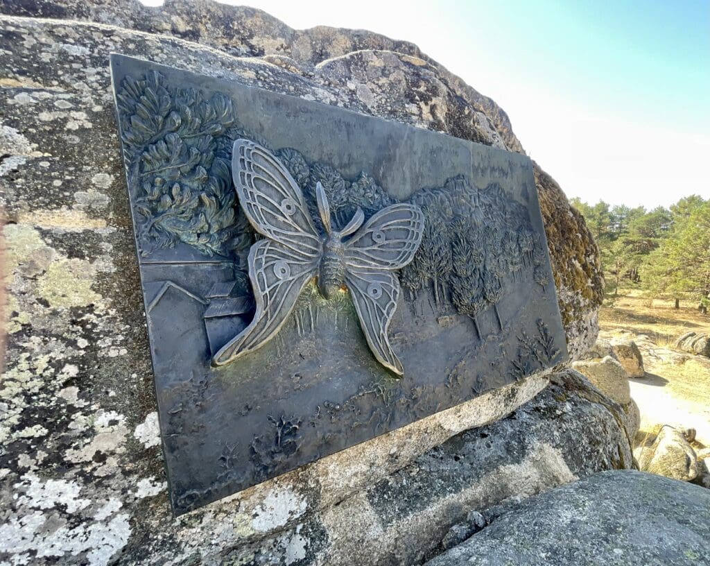 Monumento a la mariposa en la ruta de marcha nórdica