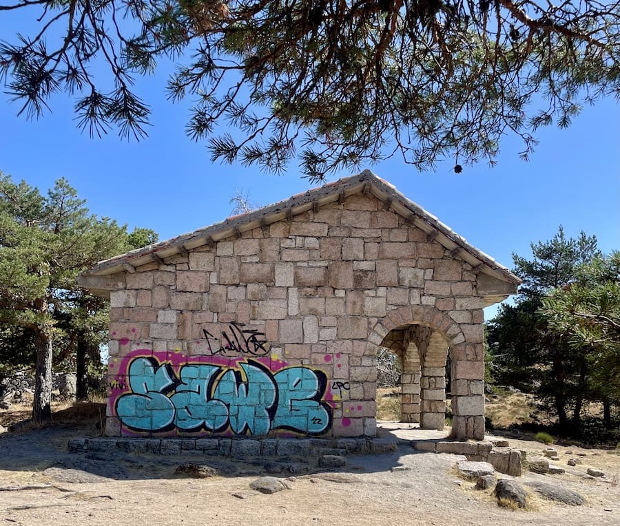 Refugio en la ruta de marcha nórdica por la sierra de Madrid