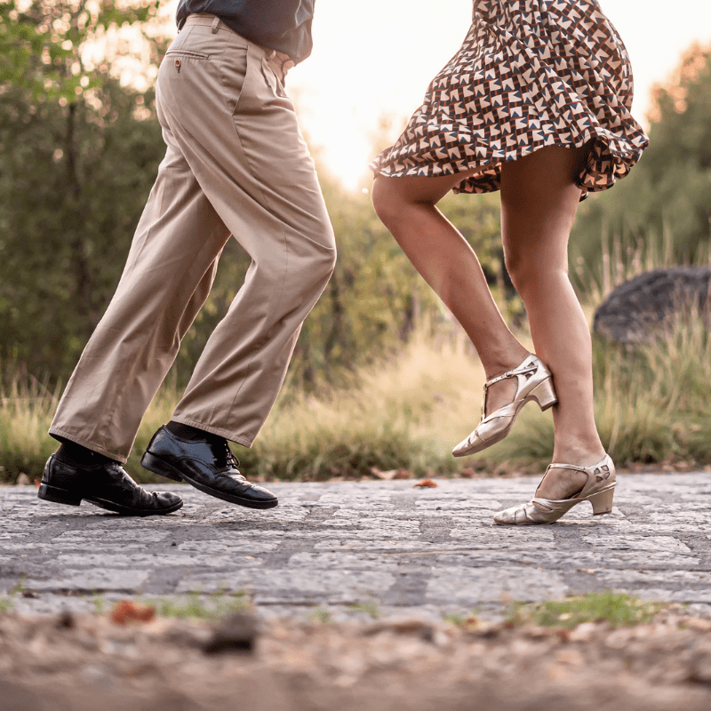 Dos personas bailando en el taller de marcha nórdica y baile