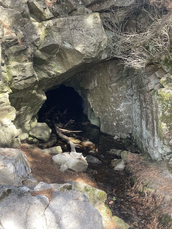 En la ruta de marcha nórdica por la Sierra de Guadarrama nos encontramos esta boca de mina