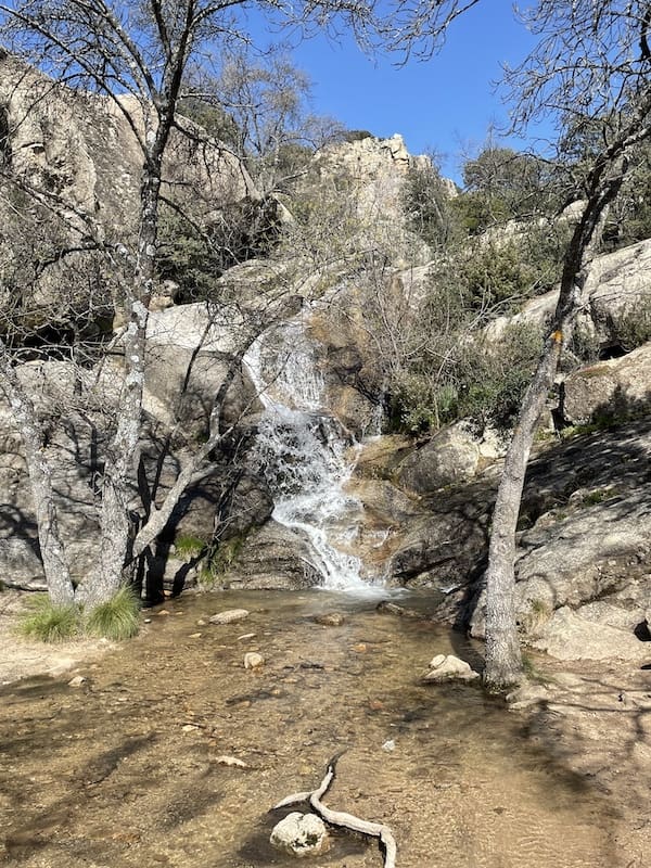 Cascada del Covacho en la ruta de marcha nórdica
