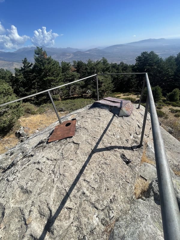 En la ruta de marcha nórdica vemos una construcción de la Guerra Civil.