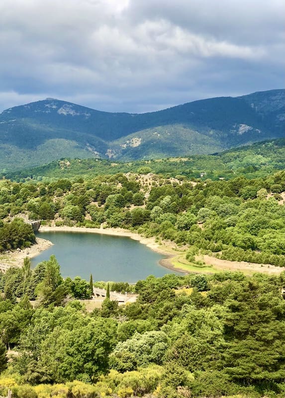 Embalse en la ruta de marcha nórdica en Madrid