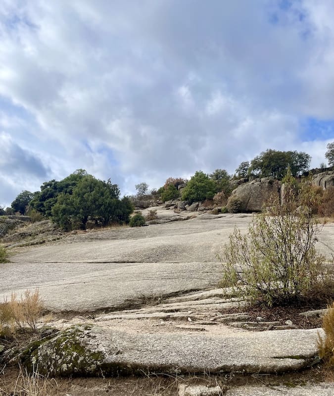 Laja de piedra en la ruta de marcha nórdica de Hoyo de Manzanares.