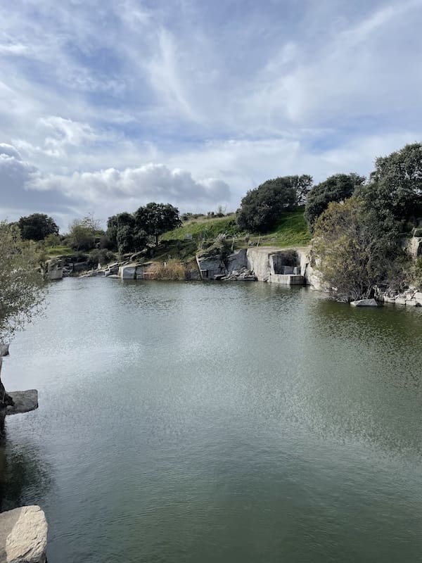 Cantera inundada en la ruta de marcha nórdica. 