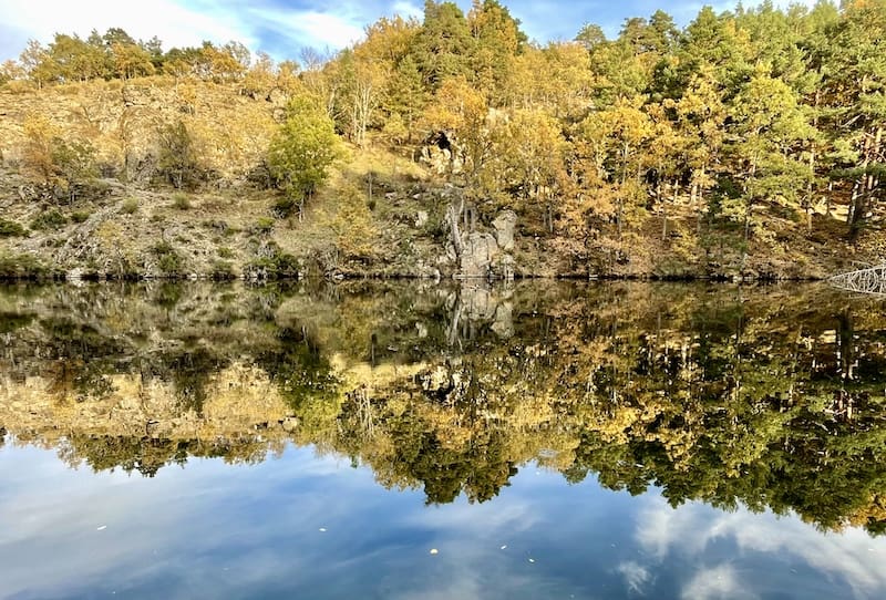 Embalse de Pradillo y reflejos en la ruta de marcha nórdica