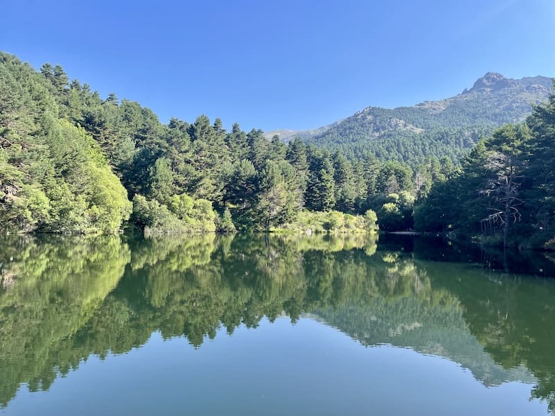 Embalse del Ejército en la ruta de marcha nórdica.