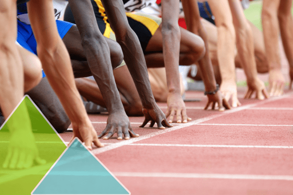 Corredores preparados para salir a hacer marcha nórdica