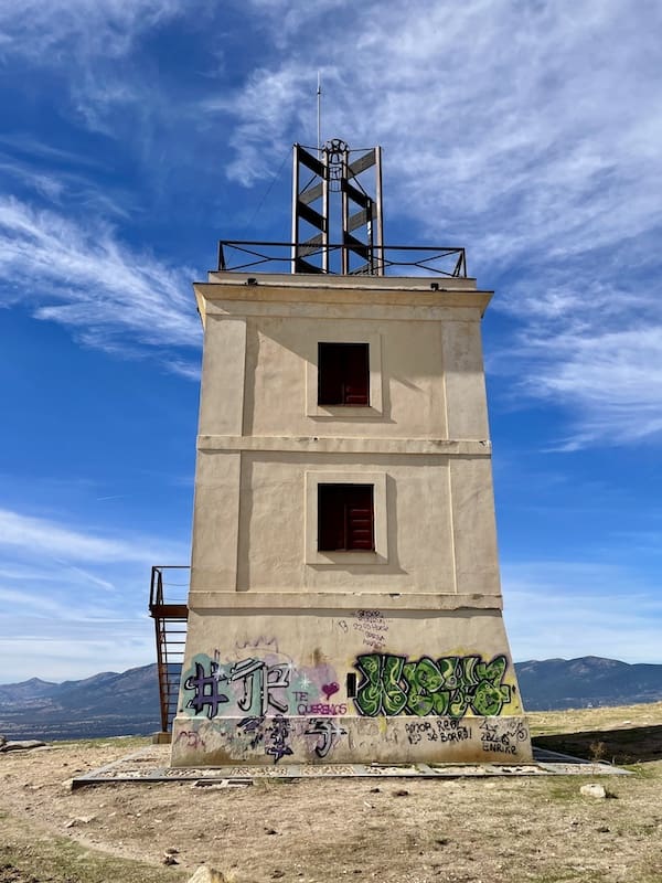 Telégrafo óptico en la ruta de marcha nórdica por la sierra de Guadarrama.