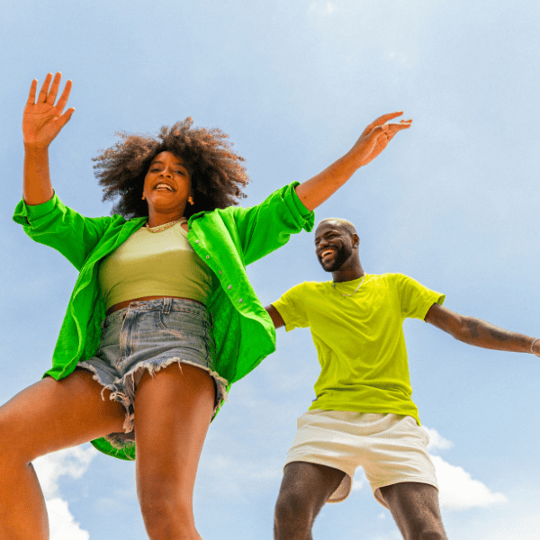Gente bailando en un taller de nordic dance.