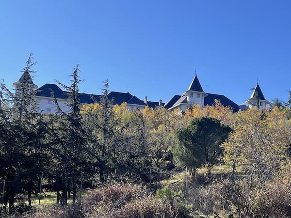 Residencia militar en la ruta de marcha nórdica en la sierra