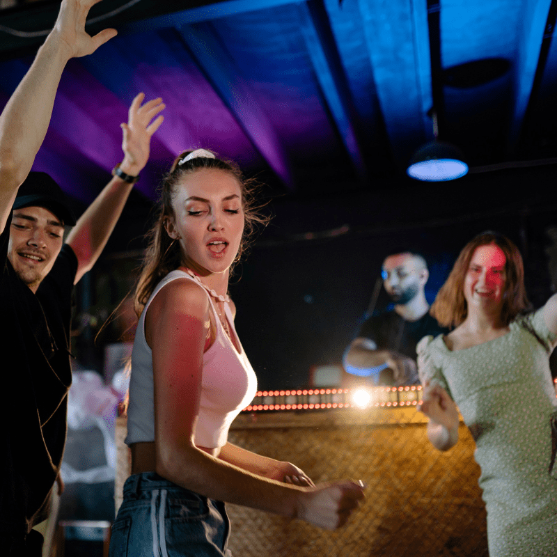 Personas bailando en un taller de marcha nórdica y baile